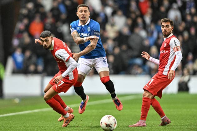 Rangers v S.C. Braga UEFA Europa League James Tavernier of Rangers and Gabri Martinez and Ricardo Horta of S.C. Braga during the UEFA Europa League match at Ibrox Stadium, Glasgow UK Newspapers OUT Copyright: xJamiexJohnstonx FIL-22559-0086