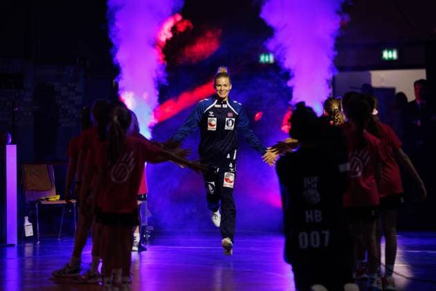 Veronica Egebakken Kristiansen (Norwegen) beim Einlauf in die Halle, Norwegen vs Suedkorea, Handball, IHF Handball Weltmeisterschaft der Frauen, 1. Spieltag, 27.11.2025 Norwegen vs Suedkorea, Handball, IHF Handball Weltmeisterschaft der Frauen, 1. Spieltag, 27.11.2025 Copyright: xEibner-Pressefoto AlexanderxNeisx EP_ANS