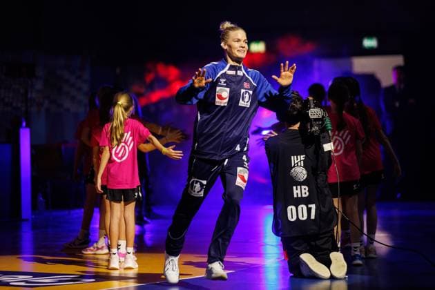 Veronica Egebakken Kristiansen (Norwegen) beim Einlauf in die Halle, Norwegen vs Suedkorea, Handball, IHF Handball Weltmeisterschaft der Frauen, 1. Spieltag, 27.11.2025 Norwegen vs Suedkorea, Handball, IHF Handball Weltmeisterschaft der Frauen, 1. Spieltag, 27.11.2025 Copyright: xEibner-Pressefoto AlexanderxNeisx EP_ANS