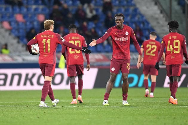 Yorbe Vertessen (Fc Salzburg) celebrated by his teammate after his goal during Bologna FC vs FC Salzburg, Football Europa League match in Bologna, Italy, November 27 2025  Copyright: xGianlucaxRicci IPAxSportx xipa-agency.netx xx IPA_68453563 IPA_Agency_IPA68453563