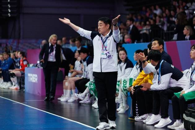 Keychung Lee (Trainer Suedkorea) an der Seitenlinie, Norwegen vs Suedkorea, Handball, IHF Handball Weltmeisterschaft der Frauen, 1. Spieltag, 27.11.2025 Norwegen vs Suedkorea, Handball, IHF Handball Weltmeisterschaft der Frauen, 1. Spieltag, 27.11.2025 Copyright: xEibner-Pressefoto AlexanderxNeisx EP_ANS