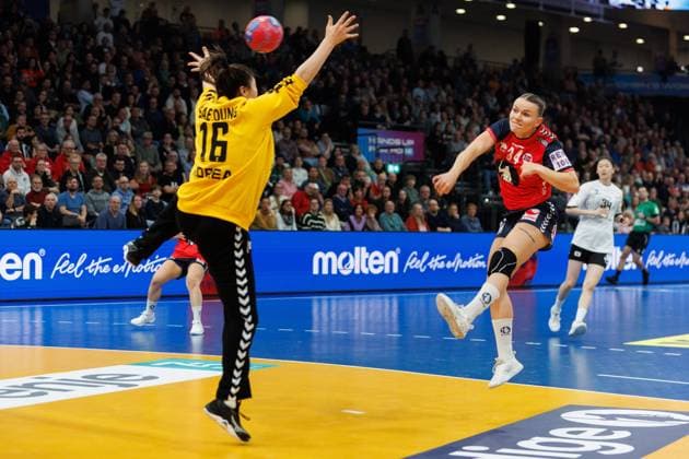 Anniken Wollik (Norwegen) trifft gegen Saeyoung Park (Suedkorea), Norwegen vs Suedkorea, Handball, IHF Handball Weltmeisterschaft der Frauen, 1. Spieltag, 27.11.2025 Norwegen vs Suedkorea, Handball, IHF Handball Weltmeisterschaft der Frauen, 1. Spieltag, 27.11.2025 Copyright: xEibner-Pressefoto AlexanderxNeisx EP_ANS