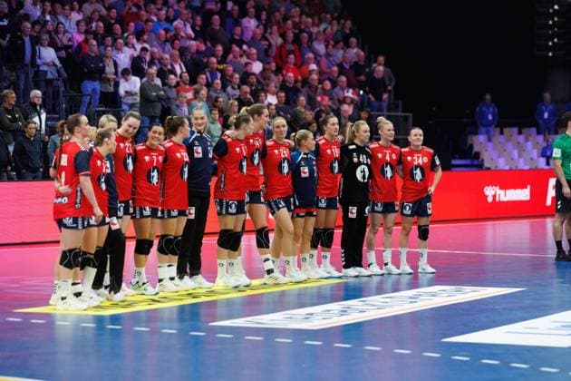Norwegische Mannschaft Arm in Arm, Norwegen vs Suedkorea, Handball, IHF Handball Weltmeisterschaft der Frauen, 1. Spieltag, 27.11.2025 Norwegen vs Suedkorea, Handball, IHF Handball Weltmeisterschaft der Frauen, 1. Spieltag, 27.11.2025 Copyright: xEibner-Pressefoto AlexanderxNeisx EP_ANS