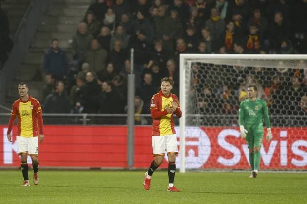 DEVENTER , 27-11-2025 , Stadium De Adelaarshorst , season 2025 2026 , UEFA Europa League football , League phase matchday 5 , match between Go Ahead Eagles and VFB Stuttgart , picture shows Go Ahead Eagles player Evert Linthorst disappointed after 0-3 Go Ahead Eagles - Stuttgart  x32222298x Copyright: