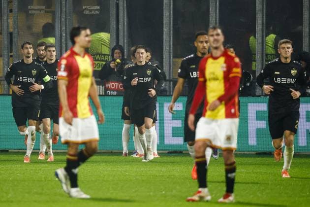 DEVENTER - Bilal El Khannouss of VfB Stuttgart celebrates the 0-3 goal during the Europa League match between Go Ahead Eagles and VfB Stuttgart at De Adelaarshorst on November 27, 2025, in Deventer, Netherlands. ANP VINCENT JANNINK UEFA Europa Europa League matchday 5 2025-2026 xVIxANPxSportx xxANPxIVx 543243683 originalFilename: 543243683.jpg