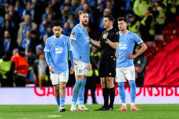 251127 Pontus Jansson of Malmö FF and referee Harm Osmers during the UEFA Europa League football match between Nottingham Forest and Malmö FF on November 27, 2025 in Nottingham. Photo: Mathilda Schuler BILDBYRAN kod MA MA0897 fotboll football soccer fotball uefa europa league europa league nottingham forest malmö ff bbeng Copyright: MATHILDAxSCHULER BB251127MA119