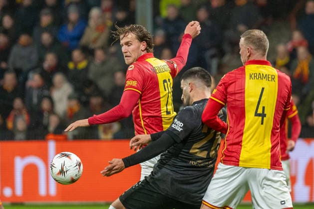 27.11.2025, Fussball: UEFA Europa League, Saison 2025 2026, Spieltag 05, Go Ahead Eagles - VfB Stuttgart im Stadion De Adelaarshorst in Deventer. Deniz Undav (VfB Stuttgart, 26) legt den Ball bedraengt von Melle Meulensteen (Go Ahead Eagles, 21) und Joris Kramer (Go Ahead Eagles, 04) zum 3:0 ab. Wichtiger Hinweis: Gemaess den Vorgaben der UEFA ist es untersagt, in dem Stadion und oder vom Spiel angefertigte Fotoaufnahmen in Form von Sequenzbildern und oder videoaehnlichen Fotostrecken zu verwerten bzw. verwerten zu lassen. Foto: Kirchner-Media Thomas Haesler Copyright: xKirchner-Media ThomasxHaeslerx