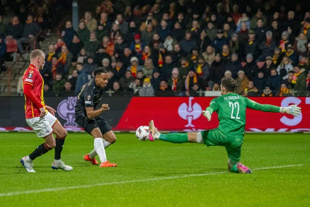 27.11.2025, Fussball: UEFA Europa League, Saison 2025 2026, Spieltag 05, Go Ahead Eagles - VfB Stuttgart im Stadion De Adelaarshorst in Deventer. Jamie Leweling (VfB Stuttgart, 18) scheitert an Jari de Busser (Go Ahead Eagles, 22). Dabei Joris Kramer (Go Ahead Eagles, 04). Wichtiger Hinweis: Gemaess den Vorgaben der UEFA ist es untersagt, in dem Stadion und oder vom Spiel angefertigte Fotoaufnahmen in Form von Sequenzbildern und oder videoaehnlichen Fotostrecken zu verwerten bzw. verwerten zu lassen. Foto: Kirchner-Media Thomas Haesler Copyright: xKirchner-Media ThomasxHaeslerx