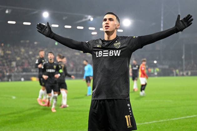 Deventer, De Adelaarshorst , 27.11.25, NLD, Herren, UEFA Europa Leaugue, Saison 2025-2026, Go Ahead Eagles Deventer - VfB Stuttgart Bild: Bilal EL KHANNOUSS (Stuttgart) jubelt nach seinem Tor zum 0:3 UEFA regulations prohibit any use of photographs as image sequences and or quasi-video. Overijssel Niederlande *** Deventer, De Adelaarshorst , 27 11 25, NLD, Herren, UEFA Europa Leaugue, Saison 2025 2026, Go Ahead Eagles Deventer VfB Stuttgart Bild Bilal EL KHANNOUSS Stuttgart jubilates after his goal to 0 3 UEFA regulations prohibit any use of photographs as image sequences and or quasi video Overijssel Netherlands