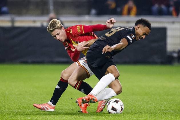 DEVENTER - (L-R) Giovanni van Zwam of Go Ahead Eagles, Jamie Leweling of VfB Stuttgart during the Europa League match between Go Ahead Eagles and VfB Stuttgart at De Adelaarshorst on November 27, 2025, in Deventer, Netherlands. ANP VINCENT JANNINK UEFA Europa Europa League matchday 5 2025-2026 xVIxANPxSportx xxANPxIVx 543244357 originalFilename: 543244357.jpg