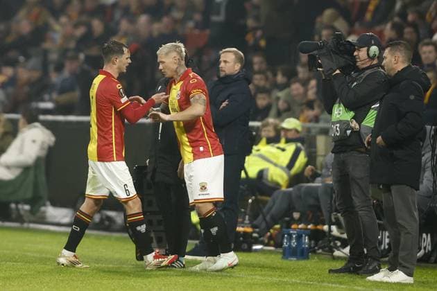 DEVENTER , 27-11-2025 , Stadium De Adelaarshorst , season 2025 2026 , UEFA Europa League football , League phase matchday 5 , match between Go Ahead Eagles and VFB Stuttgart , picture shows Go Ahead Eagles player Victor Edvardsen, substitution of Go Ahead Eagles player Calvin Twigt Go Ahead Eagles - Stuttgart  x32222390x Copyright: