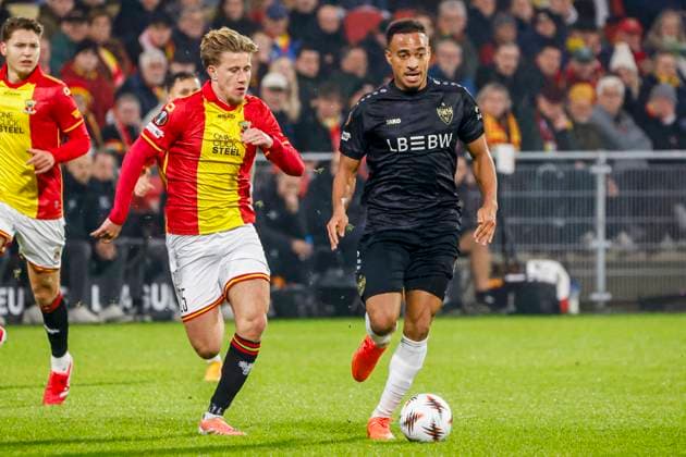Jamie Leweling of VfB Stuttgart dribbles with the ball under pressure from Giovanni van Zwam of Go Ahead Eagles Go Ahead Eagles v VfB Stuttgart, UEFA Europa League 2025 26 League Phase MD5, Go Ahead Eagles v VfB Stuttgart, Stadion De Adelaarshorst, November 27, 2025, Deventer, Netherlands.