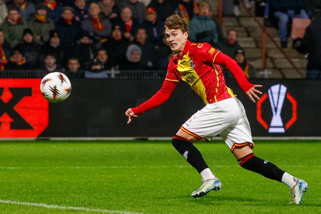 2025-11-27 Go Ahead Eagles v VfB Stuttgart - UEFA Europa League, League phase, MD5 DEVENTER, NETHERLANDS - NOVEMBER 27: Oskar Sivertsen of Go Ahead Eagles runs with the ball during the UEFA Europa League, League phase, MD5 match between Go Ahead Eagles and VfB Stuttgart at De Adelaarshorst on November 27, 2025 in Deventer, Netherlands. Deventer De Adelaarshorst Netherlands Content not available for redistribution in The Netherlands directly or indirectly through any third parties. Copyright: xBenxGalx
