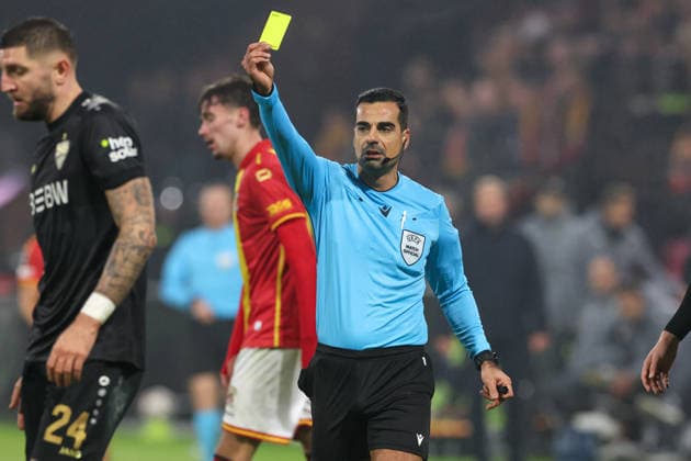 2025-11-27 Go Ahead Eagles v VfB Stuttgart - UEFA Europa League, League phase, MD5 DEVENTER, NETHERLANDS - NOVEMBER 27: Referee Mohammed Al-Hakim gives yellow card during the UEFA Europa League, League phase, MD5 match between Go Ahead Eagles and VfB Stuttgart at De Adelaarshorst on November 27, 2025 in Deventer, Netherlands. Deventer De Adelaarshorst Netherlands Content not available for redistribution in The Netherlands directly or indirectly through any third parties. Copyright: xBenxGalx
