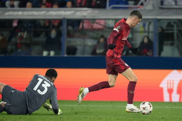 SOCCER - UEFA EL, Bologna vs RBS BOLOGNA,ITALY,27.NOV.25 - SOCCER - UEFA Europa League, FC Bologna vs Red Bull Salzburg. Image shows Petar Ratkov (RBS) and Federico Ravaglia (Bologna).  GEPAxpictures xInsidefoto xAndreaxStaccioli