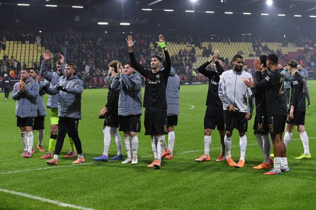 Fußball UEFA Europa League 5. Spieltag Go Ahead Eagles Deventer - VfB Stuttgart am 27.11.2025 im Stadion De Adelaarshorst in Deventer Stuttgarter Spieler feiern mit ihren Fans den Auswärtssieg