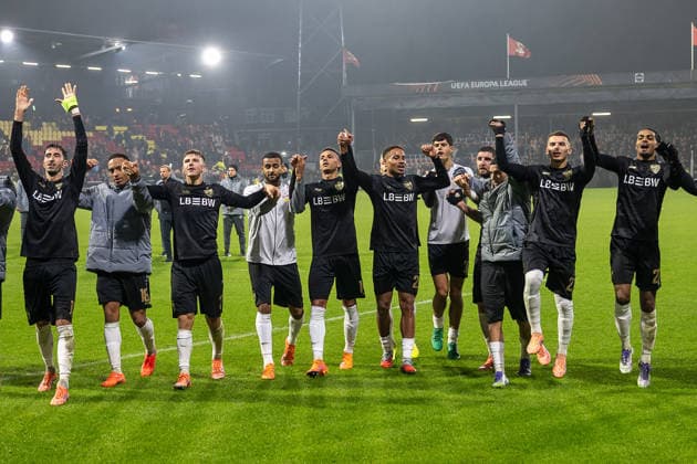 27.11.2025, Fussball: UEFA Europa League, Saison 2025 2026, Spieltag 05, Go Ahead Eagles - VfB Stuttgart im Stadion De Adelaarshorst in Deventer. Die Stuttgarter Spieler bejubeln den Sieg vor ihrer Fankurve. Wichtiger Hinweis: Gemaess den Vorgaben der UEFA ist es untersagt, in dem Stadion und oder vom Spiel angefertigte Fotoaufnahmen in Form von Sequenzbildern und oder videoaehnlichen Fotostrecken zu verwerten bzw. verwerten zu lassen. Foto: Kirchner-Media Thomas Haesler Copyright: xKirchner-Media ThomasxHaeslerx