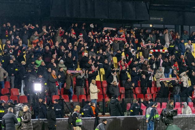 27.11.2025, Fussball: UEFA Europa League, Saison 2025 2026, Spieltag 05, Go Ahead Eagles - VfB Stuttgart im Stadion De Adelaarshorst in Deventer. Die Stuttgarter Fans auf der Haupttribune bejubeln den Sieg ihrer Mannschaft. Wichtiger Hinweis: Gemaess den Vorgaben der UEFA ist es untersagt, in dem Stadion und oder vom Spiel angefertigte Fotoaufnahmen in Form von Sequenzbildern und oder videoaehnlichen Fotostrecken zu verwerten bzw. verwerten zu lassen. Foto: Kirchner-Media Thomas Haesler Copyright: xKirchner-Media ThomasxHaeslerx