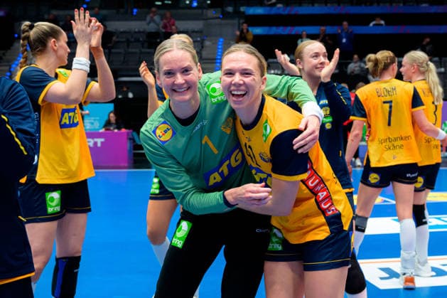 Handball, Frauen WM, Gruppe G: Schweden - Tschechien Johanna Bundsen (Schweden), Jenny Carlsson (Schweden) Schlussjubel Schlußjubel Emotion Freude Stuttgart Porsche Arena Baden-Württemberg Deutschland