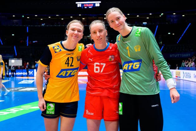 Handball, Frauen WM, Gruppe G: Schweden - Tschechien v.li. Jenny Carlsson (Schweden), Veronika Kafka Mala (Tschechien), Johanna Bundsen (Schweden) wieder vereint in Stuttgart. Ehemalige Spielerinnen der HB Ludwigsburg Stuttgart Porsche Arena Baden-Württemberg Deutschland