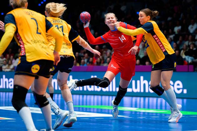 Handball, Frauen WM, Gruppe G: Schweden - Tschechien v. li. im Zweikampf Kamila Kordovska (Tschechien) und Olivia Loefqvist (Schweden) Stuttgart Porsche Arena Baden-Württemberg Deutschland