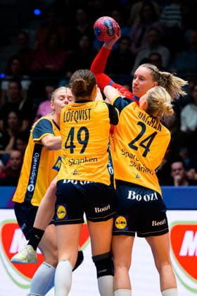 Handball, Frauen WM, Gruppe G: Schweden - Tschechien Olivia Loefqvist (Schweden), Veronika Kafka Mala (Tschechien), Nathalie Hagman (Schweden) Stuttgart Porsche Arena Baden-Württemberg Deutschland