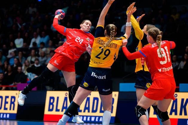 Handball, Frauen WM, Gruppe G: Schweden - Tschechien Eliska Desortova (Tschechien), Kristin Thorleifsdottir (Schweden), Anna Jestribkova (Tschechien) Stuttgart Porsche Arena Baden-Württemberg Deutschland