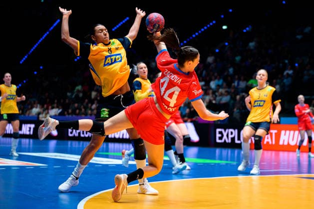 Handball, Frauen WM, Gruppe G: Schweden - Tschechien v.li. Jamina Roberts (Schweden), Dominika Zachova (Tschechien) Stuttgart Porsche Arena Baden-Württemberg Deutschland
