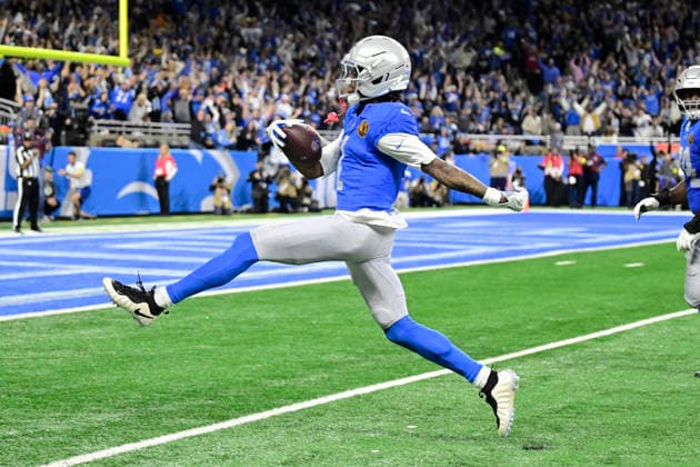 DETROIT, MI - NOVEMBER 27: Detroit Lions Wide Receiver Jameson Williams (1) high steps his way into the endzone during the game between Green Bay Packers and Detroit Lions on November 27, 2025 at Ford Field in Detroit, MI ( CSM) Detroit United States - ZUMAc04_ 20251127_zma_c04_015 Copyright: xAllanxDranbergx