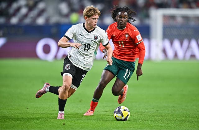 Fussball, Junioren U 17 WM 2025 Doha Katar Finale 27.11.2025 Portugal - Oesterreich Johannes Moser (li, Oesterreich) gegen Stevan Manuel (re, Oesterreich)