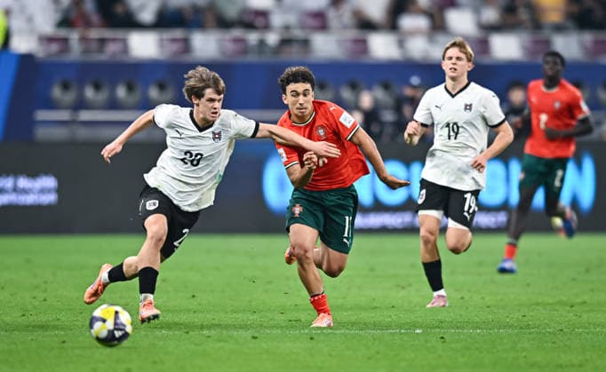 Fussball, Junioren U 17 WM 2025 Doha Katar Finale 27.11.2025 Portugal - Oesterreich Florian Hofmann (li, Oesterreich) gegen Joao Aragao (Mitte, Portugal) und beobachtet von Johannes Moser (re, Oesterreich)