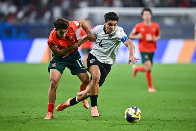 Fussball, Junioren U 17 WM 2025 Doha Katar Finale 27.11.2025 Portugal - Oesterreich Jakob Pokorny (re, Oesterreich) gegen Joao Aragao (li, Portugal)
