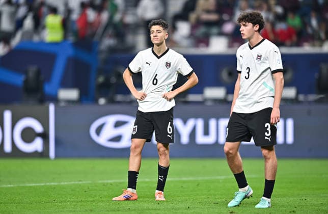 Fussball, Junioren U 17 WM 2025 Doha Katar Finale 27.11.2025 Portugal 1-0 Oesterreich Enttaeuschung Oesterreich; Loris Husic (li) und Sergej Savic (re)