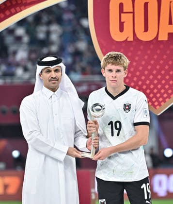 Fussball, Junioren U 17 WM 2025 Doha Katar Finale 27.11.2025 Portugal 1-0 Oesterreich Johannes Moser (re, Oesterreich) bekommt den Adidas Silbernen Ball, er wurde zum zweitbesten Spieler der U-17-WM gewaehlt.