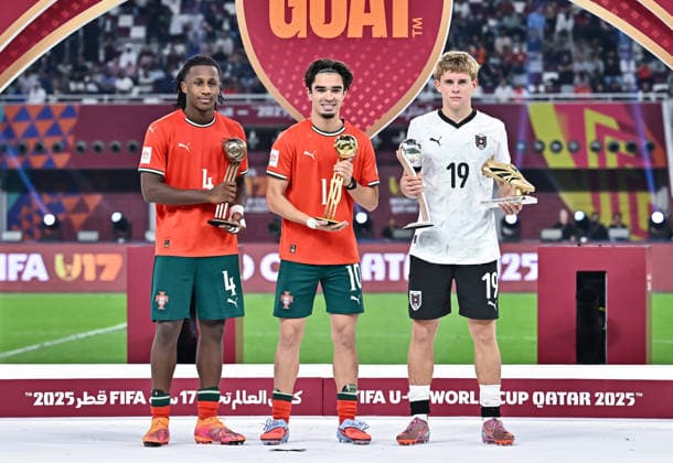 Fussball, Junioren U 17 WM 2025 Doha Katar Finale 27.11.2025 Portugal 1-0 Oesterreich Gruppenbild der besten Spieler des Turniers; Mauro Furtado (li. Platz 3, Portugal) Mateus Mide (Mitte Platz1, Portugal) sowie Johannes Moser (re Platz 2, Oesterreich) mit Adidas Silbernen Ball und Adidas Goldenen Schuf fuer den Besten Torschuetzen mit 8 Treffern beim der WM.
