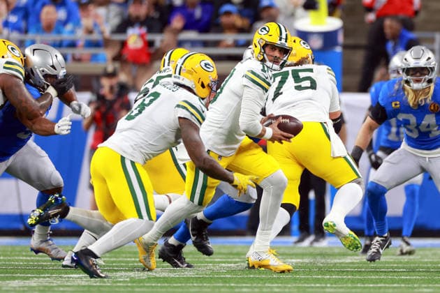 Detroit Lions DETROIT,MICHIGAN-November27: Quarterback Jordan Love (10) of the Green Bay Packers prepares to hand off the ball to running back Josh Jacobs (8) of the Green Bay Packers during an NFL, American Football Herren, USA football game between the Green Bay Packers and the Detroit Lions in Detroit, Michigan USA, on Sunday, November 23, 2025. Detroit Michigan United States  Copyright: xAmyxLemusx originalFilename:lemus-newyorkg251127_npaxu.jpg