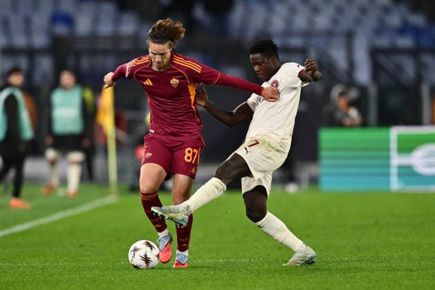CALCIO - UEFA Europa League - AS Roma vs FC Midtjylland Daniele Ghilardi of A.S. Roma and Franculino Dju of F.C. Midtjylland are in action during the UEFA Europa League phase day 5 football match between between A.S. Roma and F.C. Midtjylland at the Olympic Stadium on November 27, 2025 in Rome, Italy. Rome Italy  Copyright: xIPAxSport ABACAx
