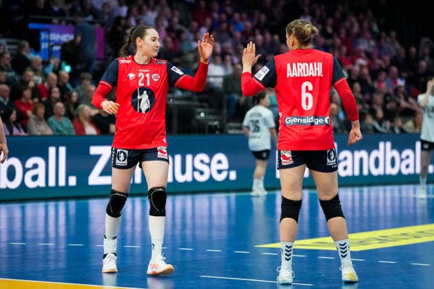 Women s Handball World Championship 2025 Norway South Korea Trier, Germany 20251127 Norway s Ingvild Kristiansen Bakkerud and Maren Aardahl during the group stage match in the Women s Handball World Championship between Norway and South Korea at the SWT Arena Photo Beate Oma Dahle NTB Trier Germany EDITORIAL USE ONLY RESTRICTED USE FOR BETTING COMPANIES  Copyright: xBeatexOmaxDahlex xNTBx