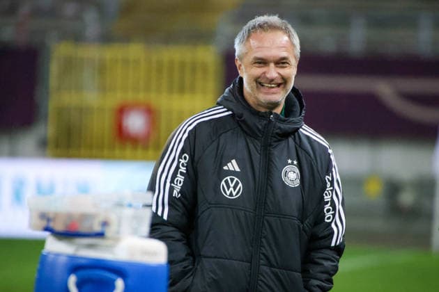 Kaiserslautern, Deutschland 27. November 2025: UEFA Nations League Women - Abschlusstraining - 2025 - Deutschland vs. Spanien Im Bild: Bundestrainer Christian Wück Wueck (Deutschland) beim Abschlusstraining in Kaiserslautern Fritzwalter Stadion Rheinland Pfalz Copyright: xFotostandx xFantinix