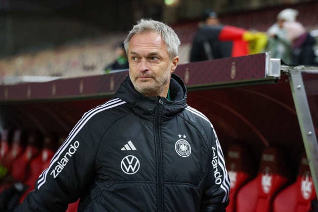 Kaiserslautern, Deutschland 27. November 2025: UEFA Nations League Women - Abschlusstraining - 2025 - Deutschland vs. Spanien Im Bild: Bundestrainer Christian Wück Wueck (Deutschland) beim Abschlusstraining in Kaiserslautern Fritzwalter Stadion Rheinland Pfalz Copyright: xFotostandx xFantinix