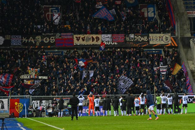 251127 KRC Genk vs FC Basel players of Basel pictured thanking their fans after the 5th game in the Uefa Europa League season 2025-2026 League Phase between KRC Genk and FC Basel from Switzerland on November 27 , 2025 in Genk, Belgium. (Photo by David Catry Isosport) Genk Belgium  Copyright: xDavidxCatryx 20251127DSC_5336