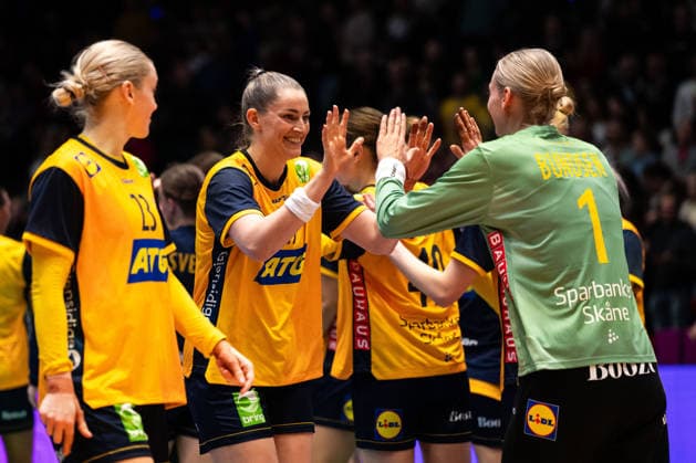 251127 Kristin Thorleifsdottir and Goalkeeper Johanna Bundsen of Sweden celebrate after the 2025 IHF Women™s World Championship, WM, Weltmeisterschaft handball match between Sweden and Czech Republic on November 27, 2025 in Stuttgart. Photo: Emma Wallskog BILDBYRAN COP 320 EW0591 handball handboll handball bbeng vm handball-vm handbolls-vm ihf handball world championship world handball championship 2025 world championship 2025 sverige sweden tjeckien czech republic dam jubel Copyright: EMMAxWALLSKOG BB251127EW102