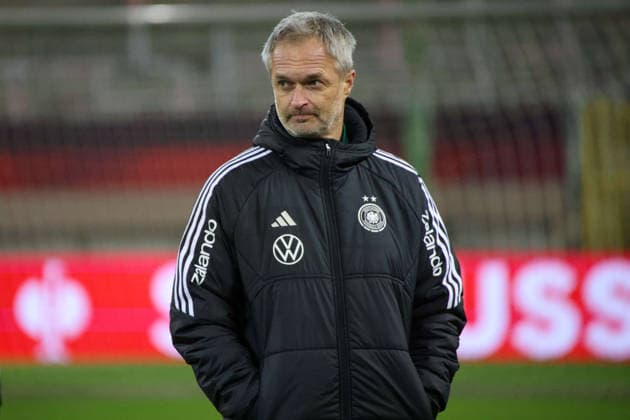 Kaiserslautern, Deutschland 27. November 2025: UEFA Nations League Women - Abschlusstraining - 2025 - Deutschland vs. Spanien Im Bild: Bundestrainer Christian Wück Wueck (Deutschland) beim Abschlusstraining in Kaiserslautern Fritzwalter Stadion Rheinland Pfalz Copyright: xFotostandx xFantinix