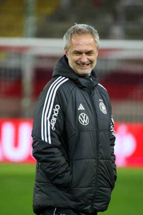 Kaiserslautern, Deutschland 27. November 2025: UEFA Nations League Women - Abschlusstraining - 2025 - Deutschland vs. Spanien Im Bild: Bundestrainer Christian Wück Wueck (Deutschland) beim Abschlusstraining in Kaiserslautern Fritzwalter Stadion Rheinland Pfalz Copyright: xFotostandx xFantinix