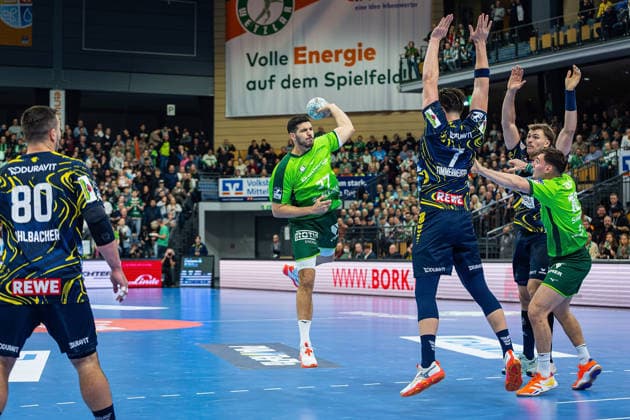 27.11.2025, xovx, Handball Daikin Handball Bundesliga, HSG Wetzlar - Rhein-Neckar Löwen v.l. Jannik Kohlbacher (Rhein-Neckar Löwen), Stefan Cavor (HSG Wetzlar), Robert Timmermeister (Rhein-Neckar Löwen), Steven Plucnar Jacobsen (Rhein-Neckar Löwen), Josip Simic (HSG Wetzlar) Wetzlar Buderus-Arena Hessen Deutschland (DE)