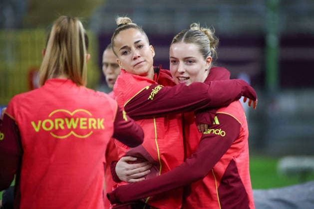 Kaiserslautern, Deutschland 27. November 2025: UEFA Nations League Women - Abschlusstraining - 2025 - Deutschland vs. Spanien Im Bild: v.li. Giulia Gwinn (Deutschland) und Alara (Deutschland) umarmen sich beim Abschlusstraining in Kaiserslautern Fritzwalter Stadion Rheinland Pfalz Copyright: xFotostandx xFantinix