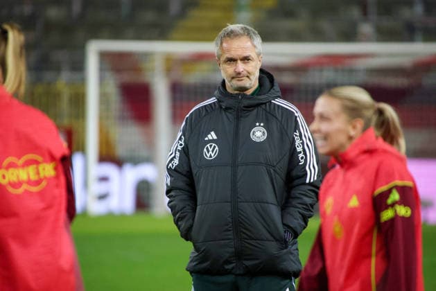 Kaiserslautern, Deutschland 27. November 2025: UEFA Nations League Women - Abschlusstraining - 2025 - Deutschland vs. Spanien Im Bild: Bundestrainer Christian Wück Wueck (Deutschland) beim Abschlusstraining in Kaiserslautern Fritzwalter Stadion Rheinland Pfalz Copyright: xFotostandx xFantinix