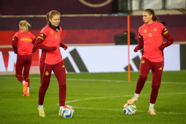 Kaiserslautern, Deutschland 27. November 2025: UEFA Nations League Women - Abschlusstraining - 2025 - Deutschland vs. Spanien Im Bild: v.li. Sjoeke Nüsken Nuesken (Deutschland) und Jule Brand (Deutschland) beim Abschlusstraining in Kaiserslautern Fritzwalter Stadion Rheinland Pfalz Copyright: xFotostandx xFantinix