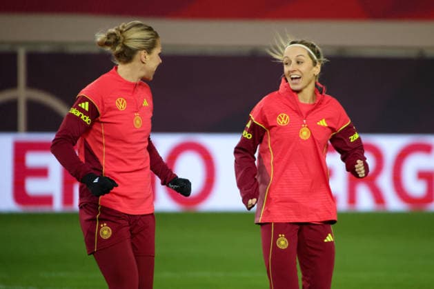 Kaiserslautern, Deutschland 27. November 2025: UEFA Nations League Women - Abschlusstraining - 2025 - Deutschland vs. Spanien Im Bild: v.li. Rebecca Knaak (Deutschland) und Kathrin Hendrich (Deutschland) beim Abschlusstraining in Kaiserslautern Fritzwalter Stadion Rheinland Pfalz Copyright: xFotostandx xFantinix