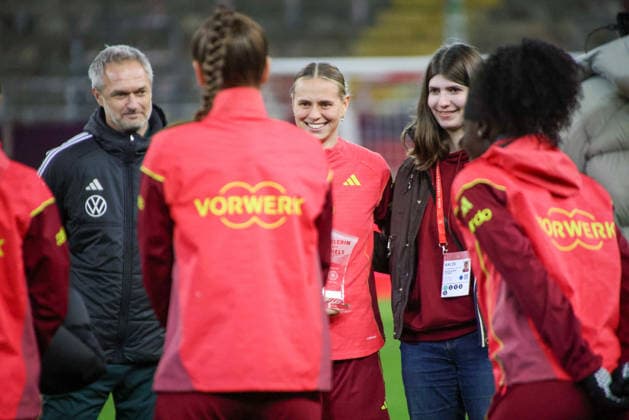 Kaiserslautern, Deutschland 27. November 2025: UEFA Nations League Women - Abschlusstraining - 2025 - Deutschland vs. Spanien Im Bild: v.li. Klara Bühl Buehl (Deutschland) wird vom DFB Fan Club zur Spielerin des Spiels beim Abschlusstraining in Kaiserslautern gekürt Fritzwalter Stadion Rheinland Pfalz Copyright: xFotostandx xFantinix
